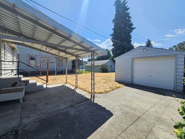 Building Photo - $1,700 - 2 Bed / 1 Bath Charming Rancher H...