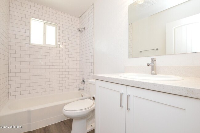 Building Photo - 1202 E Kaler Dr