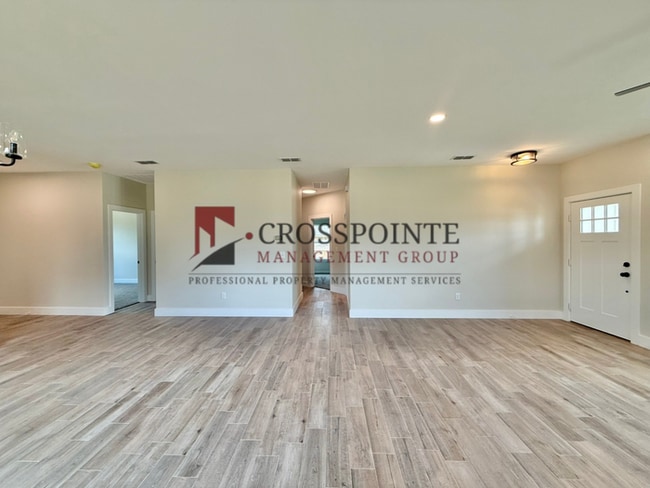 Building Photo - Stunning 3 bedroom 2 bathroom Home!