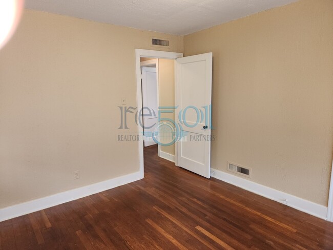 Building Photo - Great Find in Hillcrest! 2BR & 1 BA