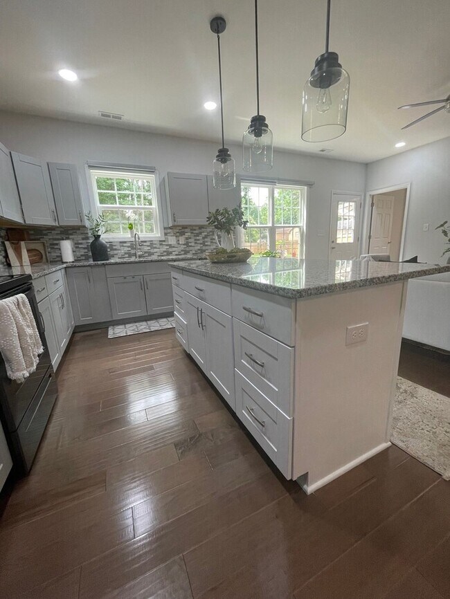 Building Photo - Beautifully Furnished 4-Bedroom Home with ...