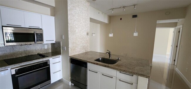 Building Photo - 7360 NW 114th Ave