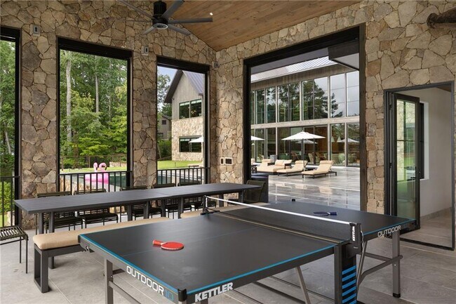 Building Photo - 725 Rocky Point Dr