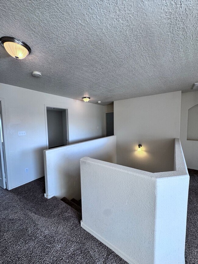 Building Photo - 4 bedroom 2.5 bath home-New Flooring