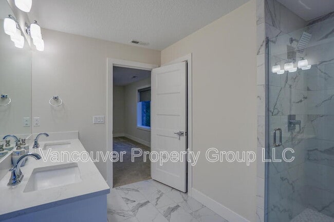 Building Photo - 6604 NE 107th St