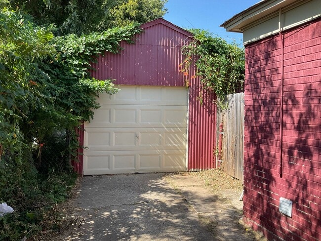 Building Photo - Great location!