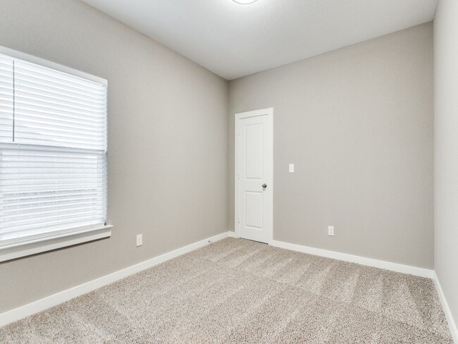 Building Photo - 3205-3207 Karen St