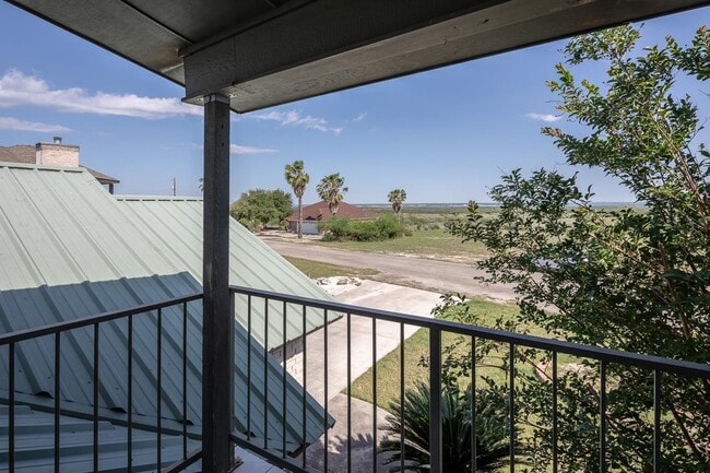 Building Photo - 854 Lago Vista Dr