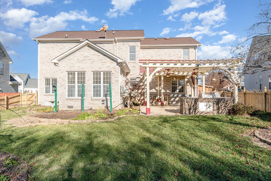 Building Photo - 4332 Southern Oak Dr