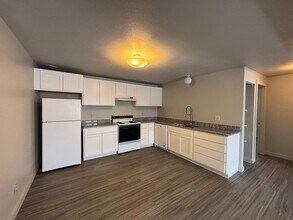 Building Photo - Basement Apartment Blocks from Campus