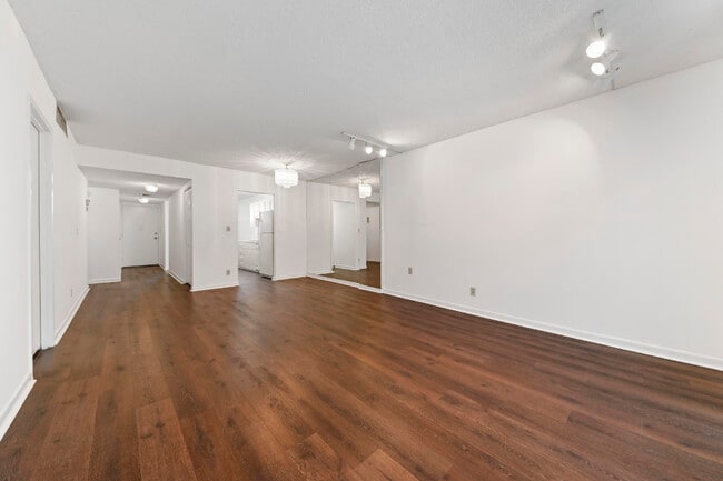 Building Photo - 250 Jacaranda Dr