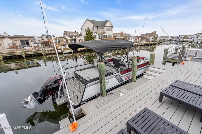 Building Photo - 320 Silver Lagoon Dr