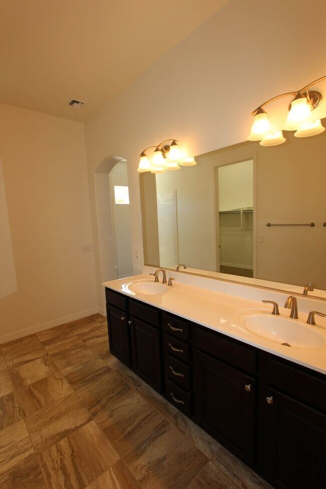 Building Photo - Granville Home with 3 Car Garage