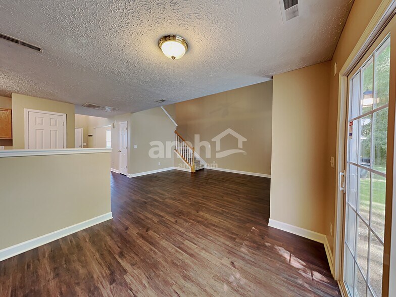 Building Photo - 8028 Meadowview Ln