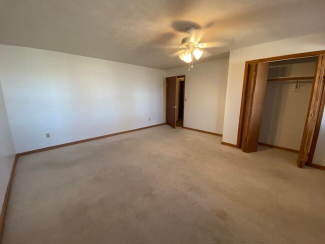 Building Photo - Large 4 Bed /  2 Bath Home