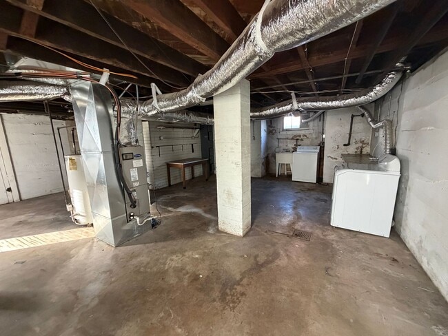 Building Photo - Grandin Home!