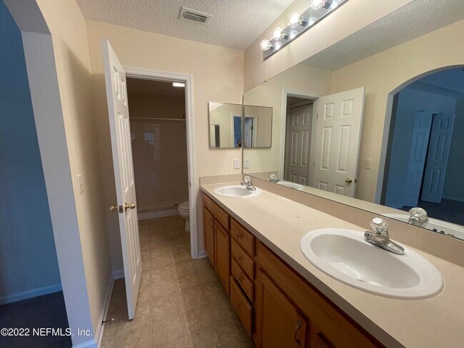 Building Photo - 466 Sherwood Oaks Dr