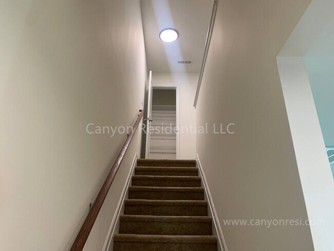 Building Photo - Recently Renovated!! Beautiful 4BR home.