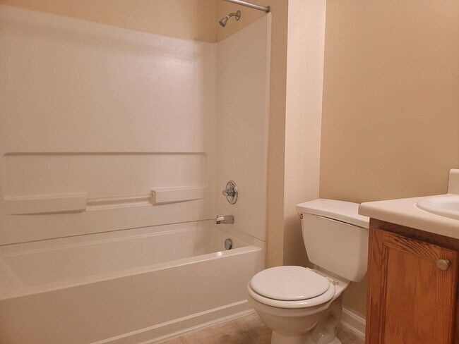 Building Photo - Newer Ranch Style Home w/Fireplace, Trey Ceilings and Black Appliances - Total Electric