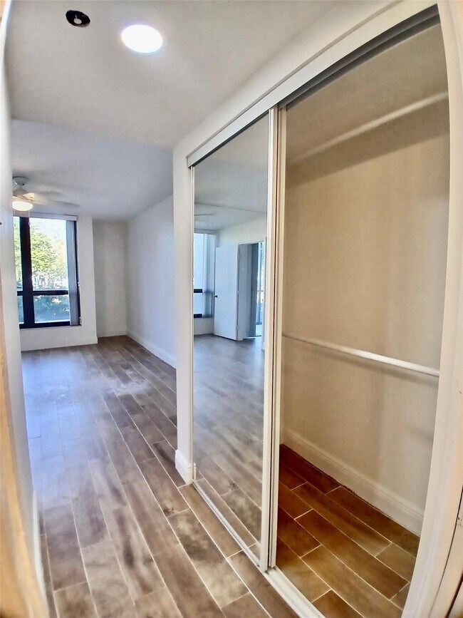 Building Photo - 5951 Wellesley Park Dr