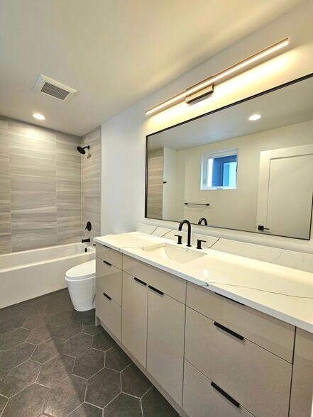 Building Photo - 922 16th Ave