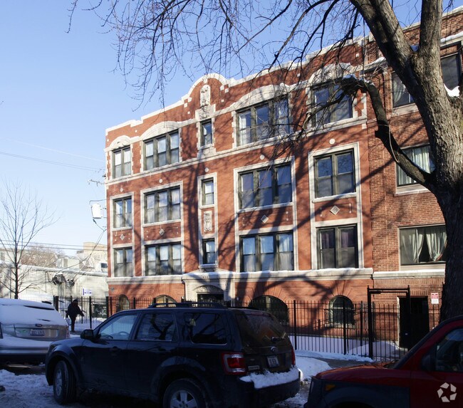 Building Photo - Great apartments in the heart of Uptown, one block from the red line