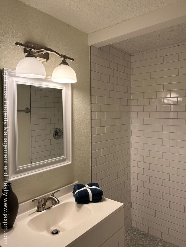 Building Photo - Beautiful 5 Bedroom Home With Modern Updates Throughout