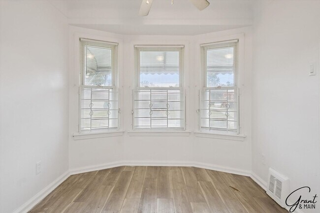 Building Photo - 3 bedroom $1200