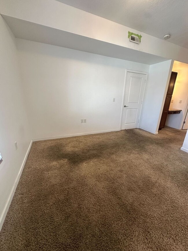 Building Photo - Gorgeous Condo!