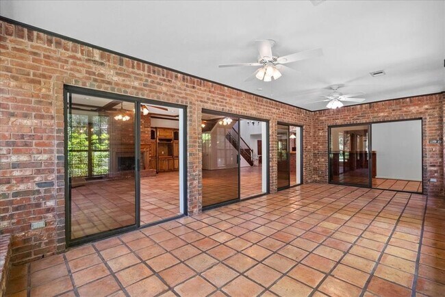 Building Photo - 3415 Bayou Dr E