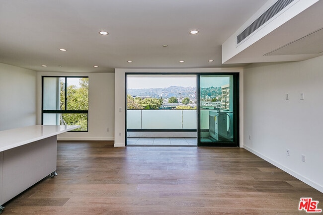 Building Photo - 328 N Maple Dr