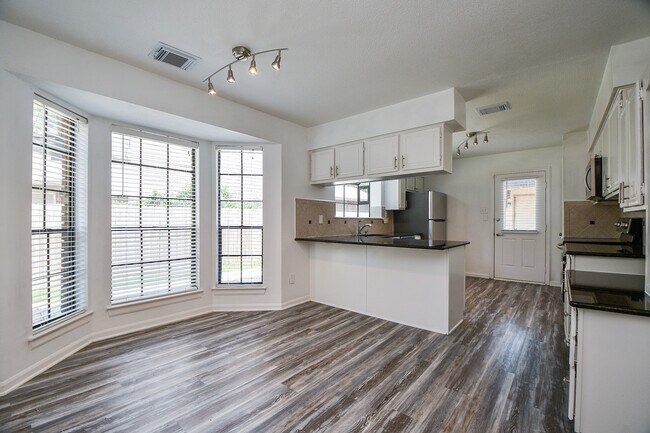 Building Photo - 3934 Forest Village Dr