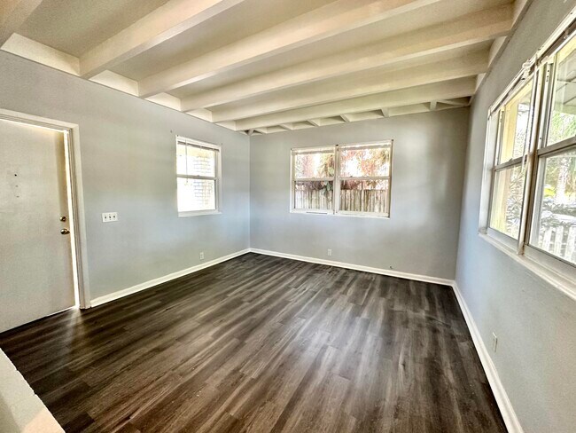 Building Photo - 527 48th St