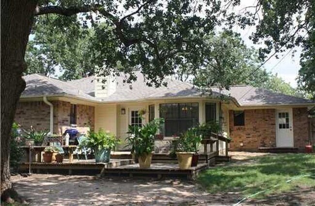 Building Photo - Spacious 3/2 home in convenient location