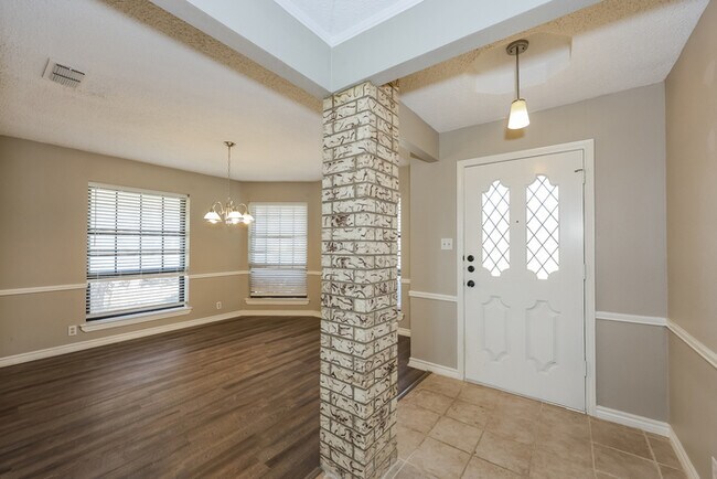 Building Photo - Expansive 3-Bedroom Home in Waxahachie, TX