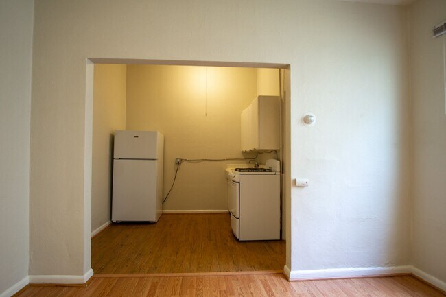 Building Photo - Kenton Neighborhood 1-Bedroom Ready Mid-No...