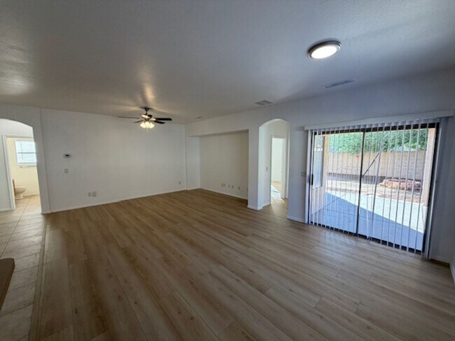 Building Photo - MOVE IN SPECIAL! Charming 3 Bed, 2 Bath in Surprise