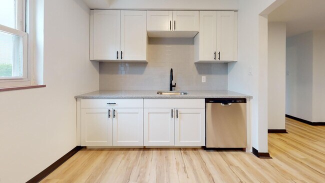 Building Photo - Parma - 2 Bedroom - 3rd Floor Unit