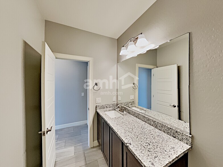 Building Photo - 18256 W Thunderhill Pl