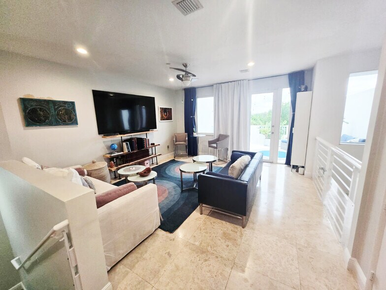 Building Photo - 302 NE 8th Ave