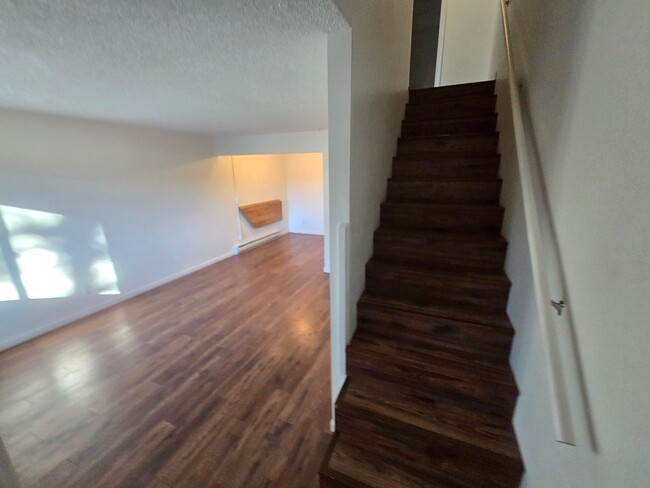 Building Photo - $200 OFF JAN. RENT!  2 Bed, 1 Bath Townhou...