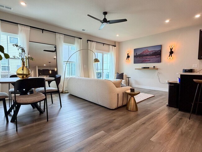 Building Photo - Stunning Townhome in the Heart of Chesapeake