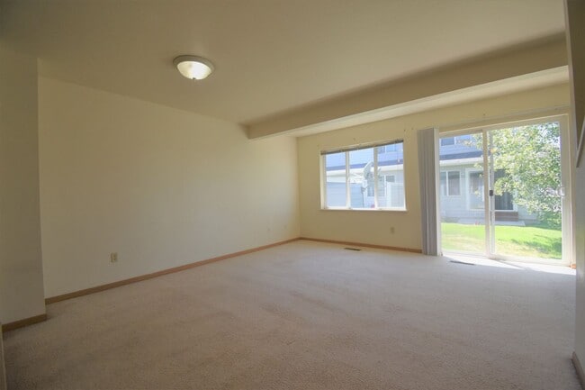 Building Photo - 3Bed 1.5Ba Townhouse with GARAGE! Great Location!
