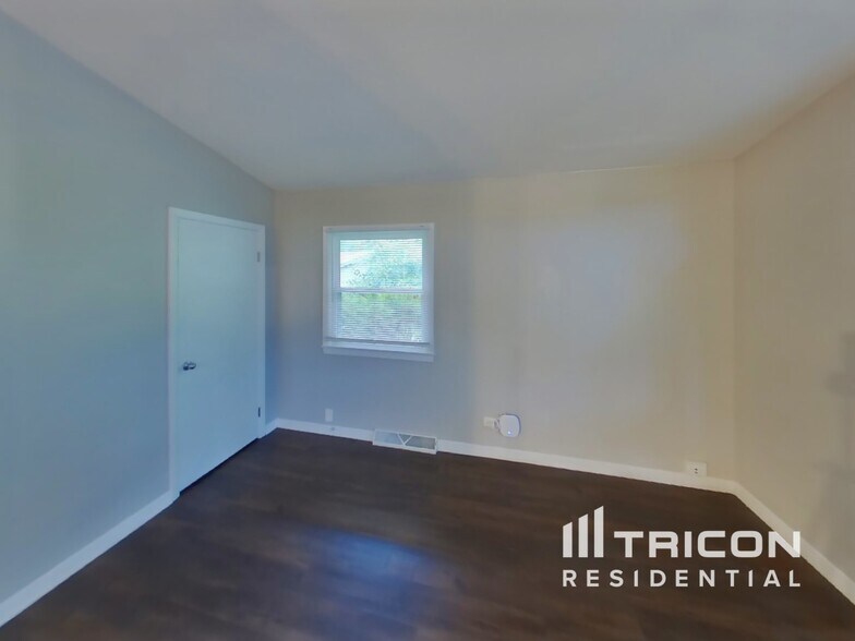 Building Photo - 30477 N Oak Grove Ave