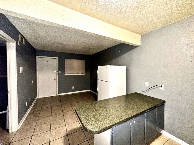 Building Photo - ALL UTILITIES INCLUDED in Cozy and Convenient 1 bedroom