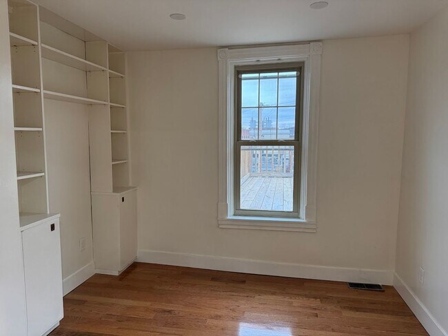 Building Photo - 5429 Howe St