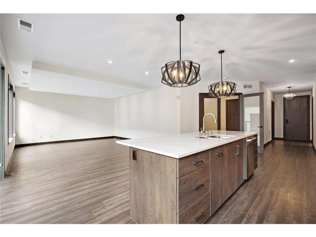 Building Photo - 253 Lake St E