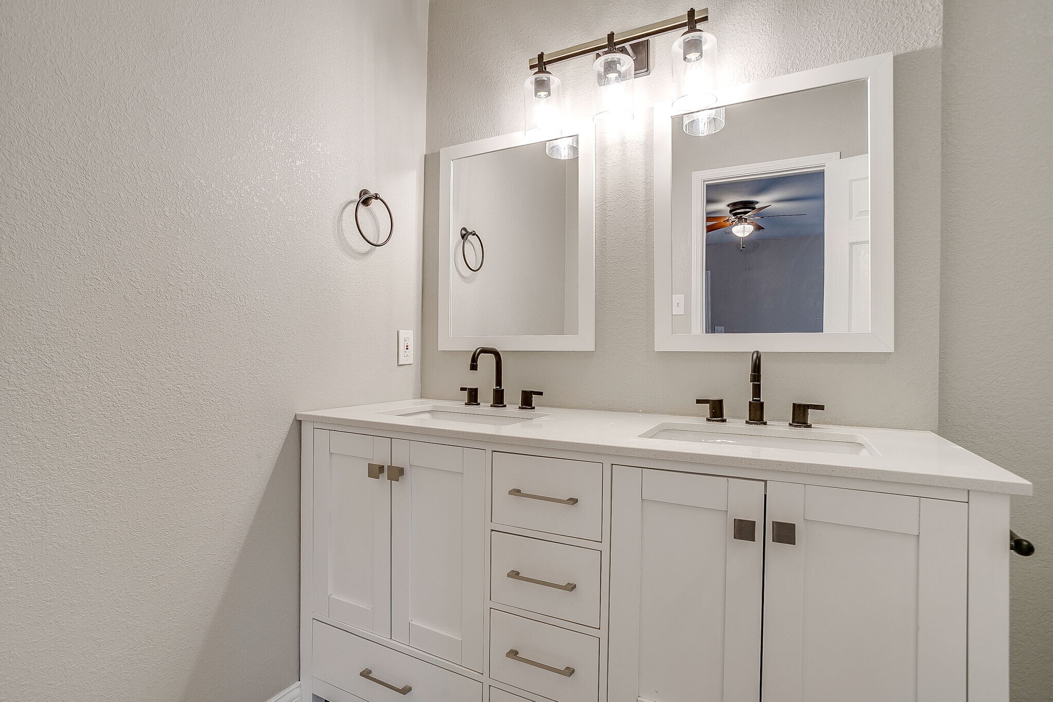 Main Bathroom - 7920 Lazy Brook Dr