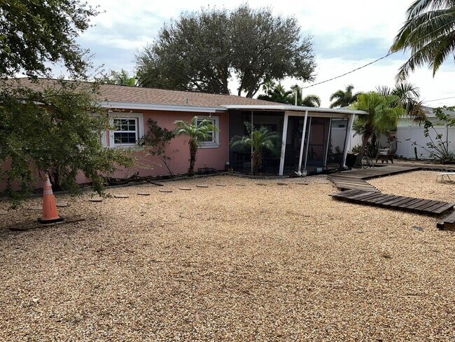 Building Photo - 2130 E Vina Del Mar Blvd