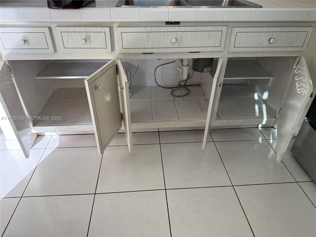 Building Photo - 5061 W Oakland Park Blvd